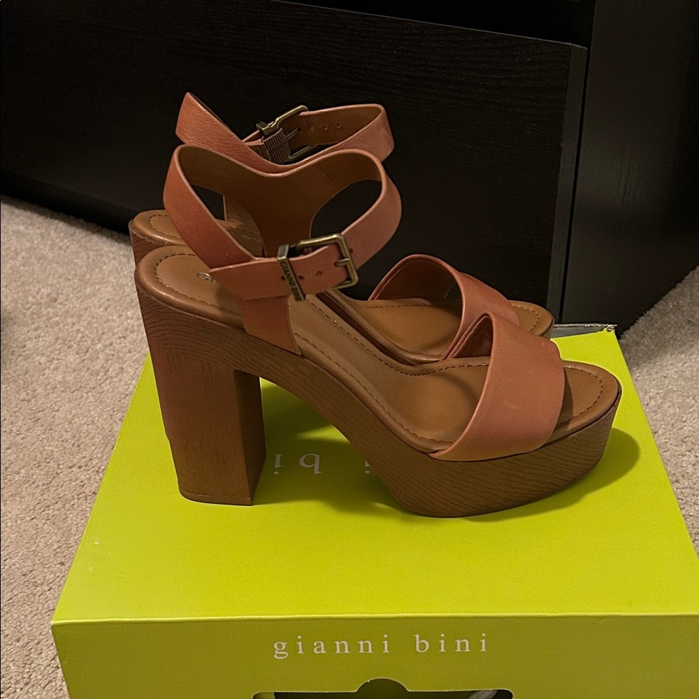 Gianni Bini Brown Platform Sandals - Picture 2 of 6